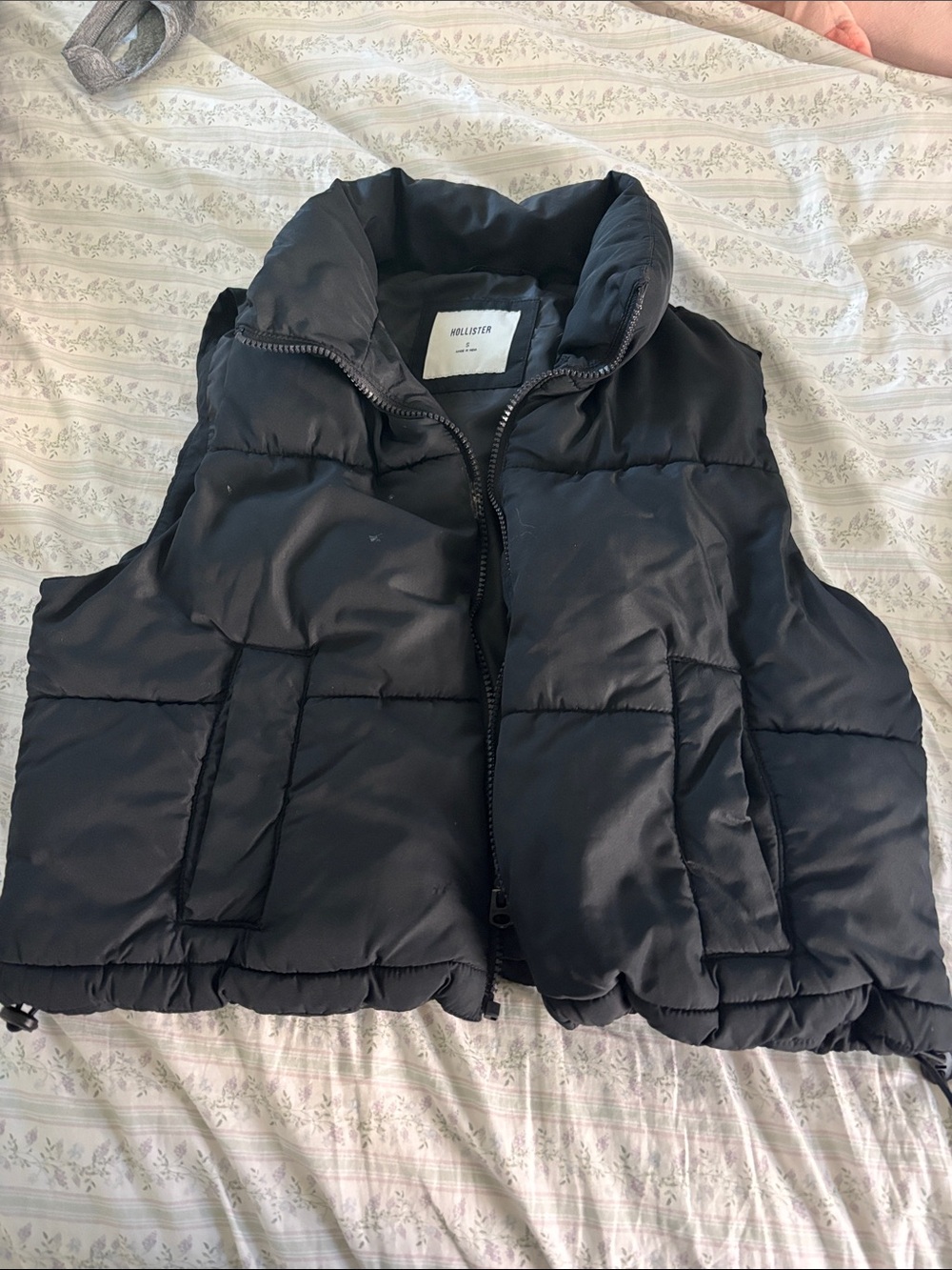 Hollister woman’s Black Puffer Vest